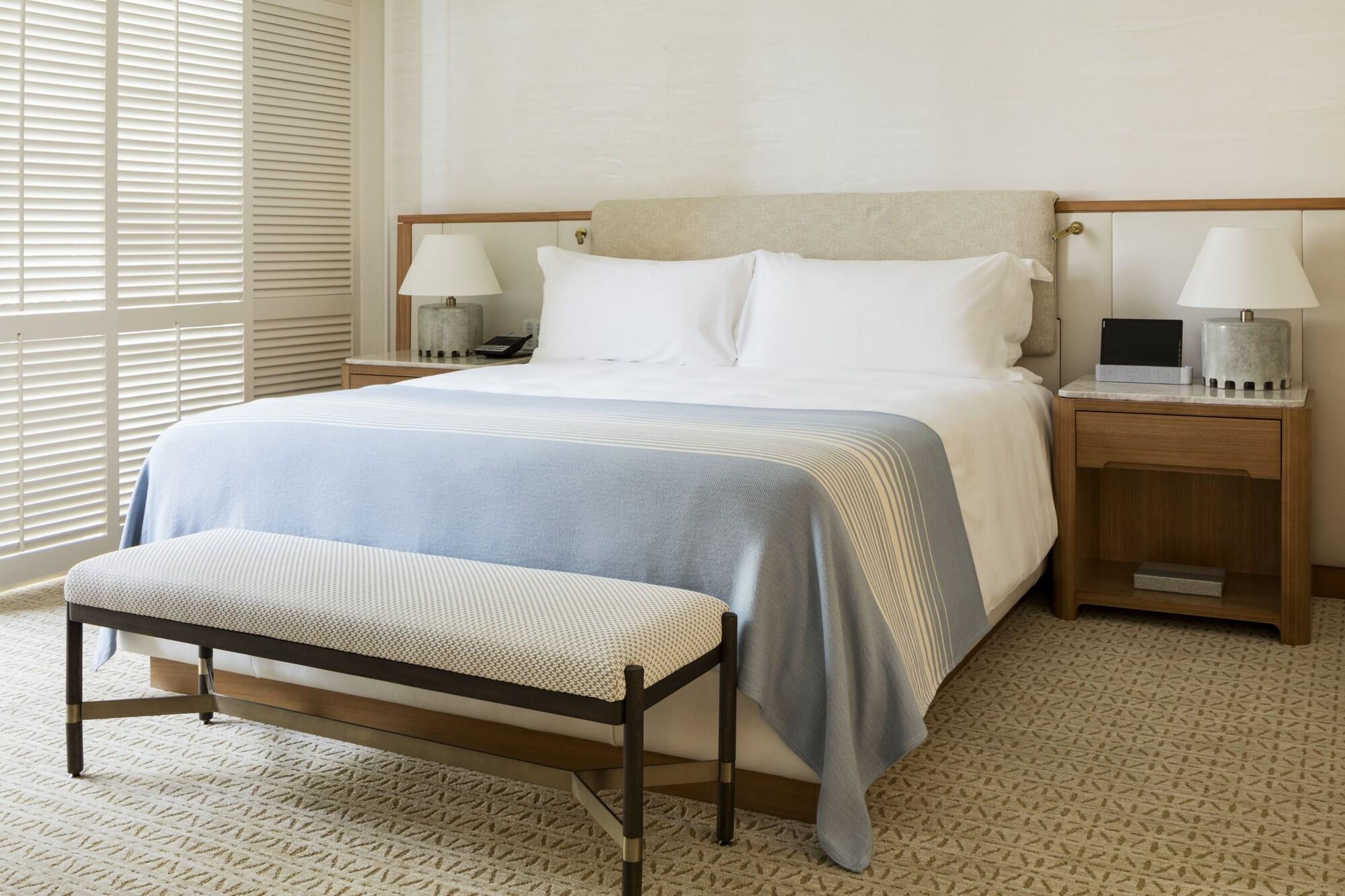 โรงแรมฮาเลคูลานี โฮโนลูลู ภายนอก รูปภาพ A bed with a bed frame