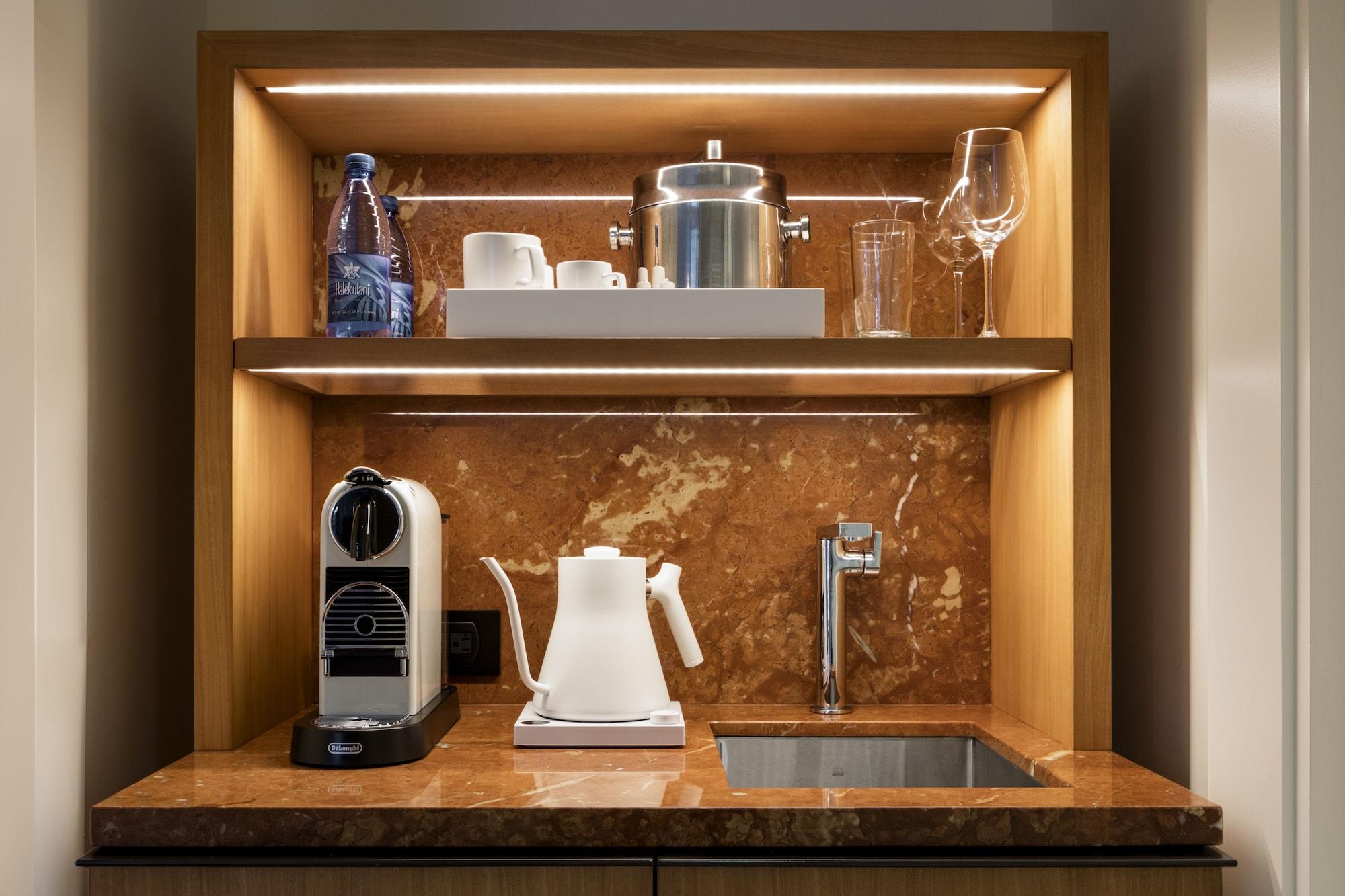 โรงแรมฮาเลคูลานี โฮโนลูลู ภายนอก รูปภาพ A Nespresso machine in a hotel room